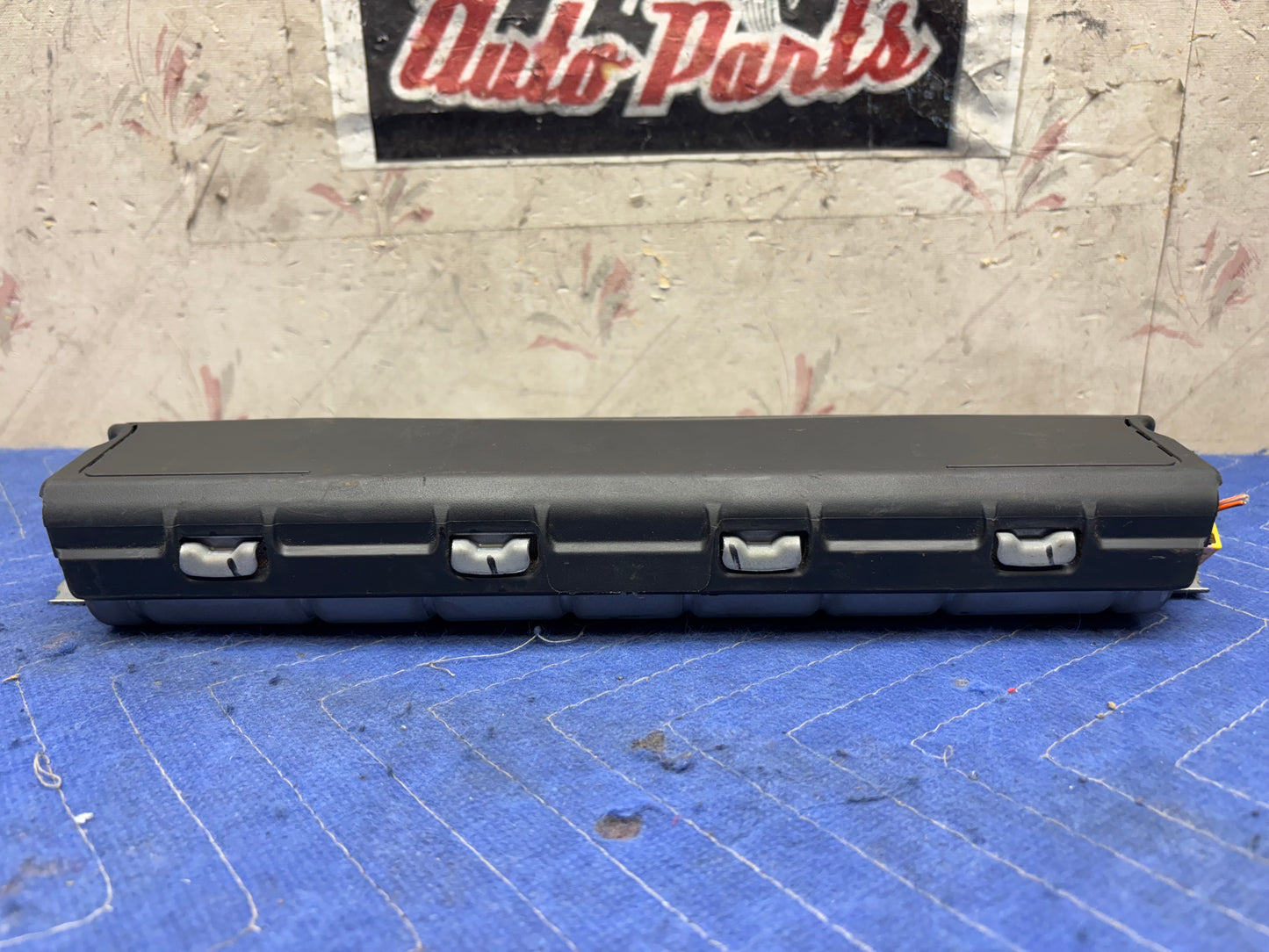 2016-2024 Chevrolet Malibu passenger knee airbag (23420286)