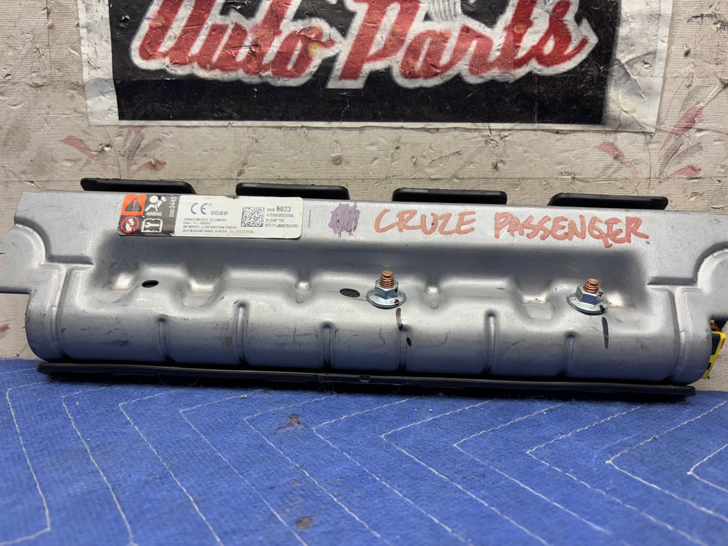 2016-2017 Chevrolet Cruze passenger knee airbag (39066823)