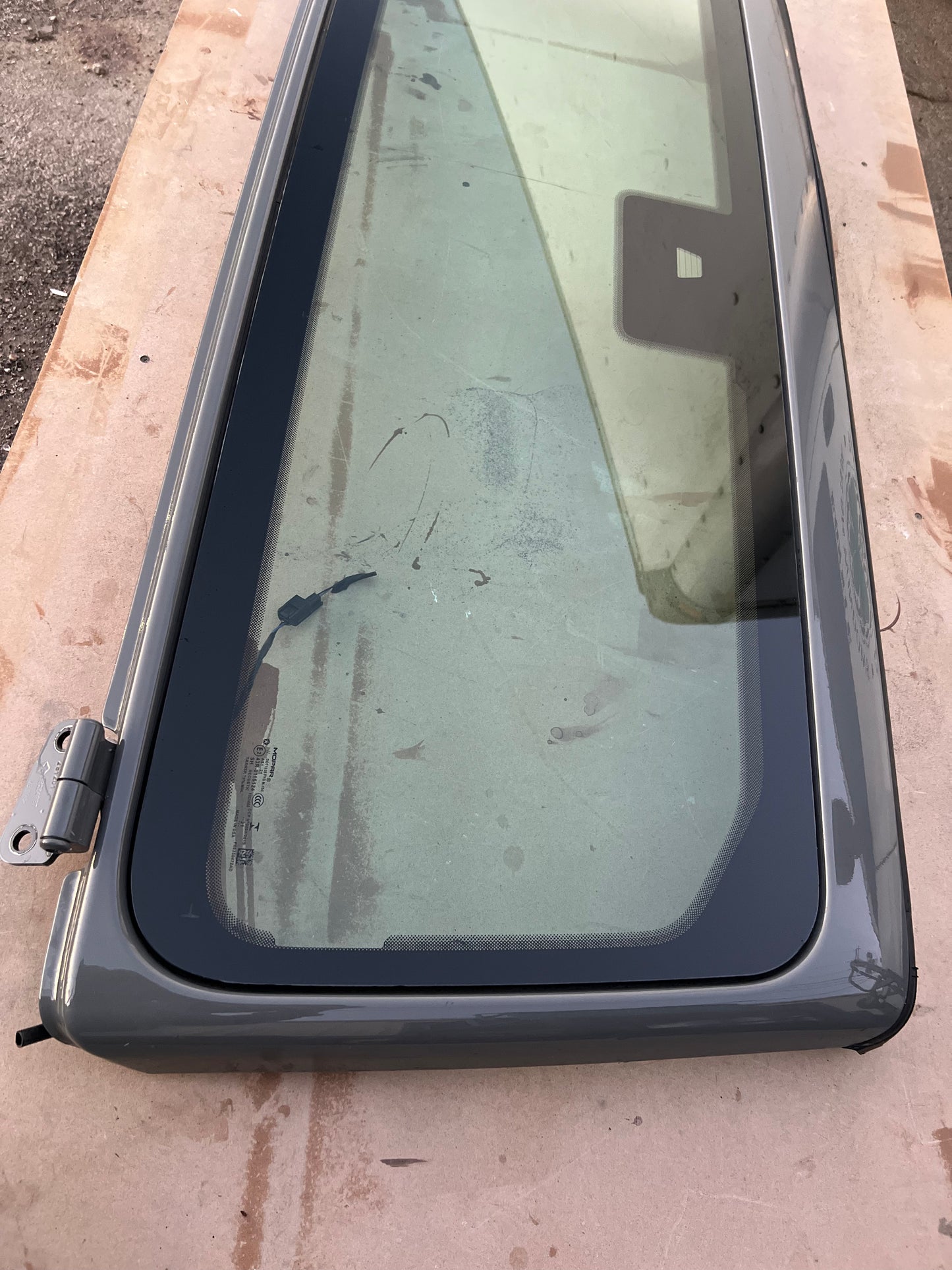 2018 2019 2020 2021 2022 2023 2024 Jeep Wrangler Gladiator Windshield Window with Frame Panel 68537256AB